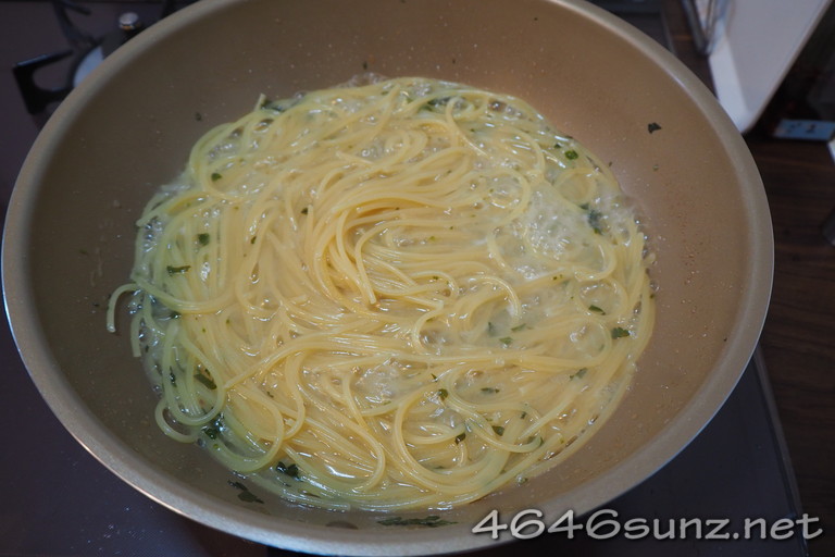 パスタをフライパンに移して茹でる