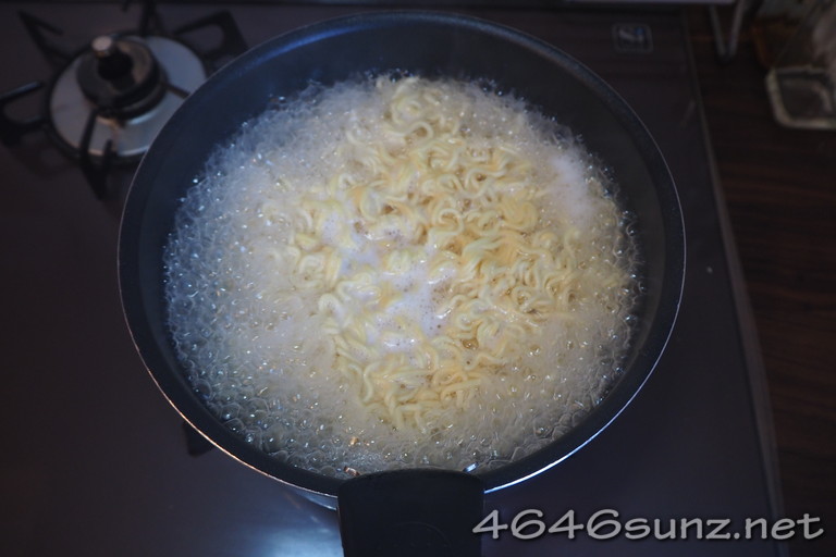 野菜たっぷりあんかけラーメンの麺をゆでる