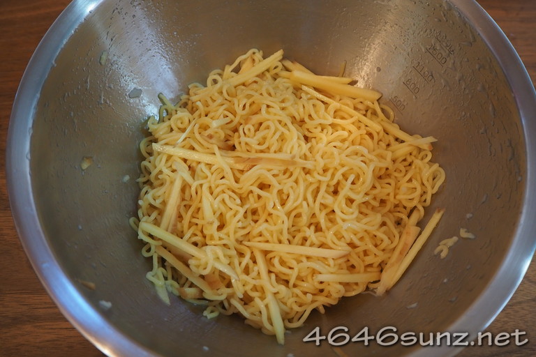 野菜たっぷりあんかけラーメンのめんとショウガを和えた写真