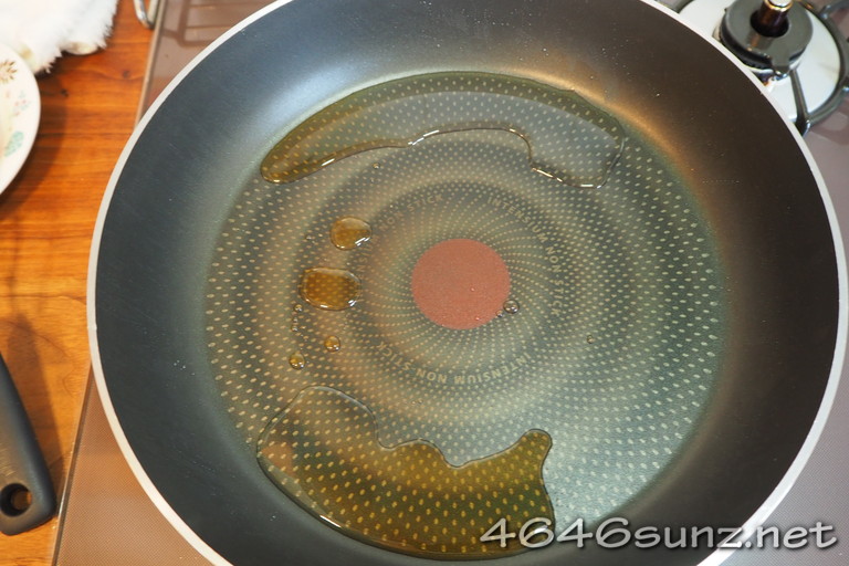 野菜たっぷりあんかけラーメンのあんを作るためにフライパンを熱している写真