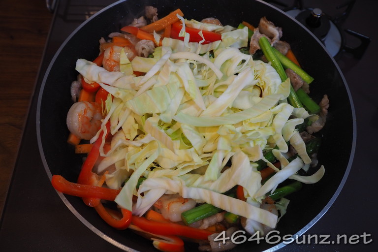 野菜たっぷりあんかけラーメンのあんを作るため野菜を炒める写真