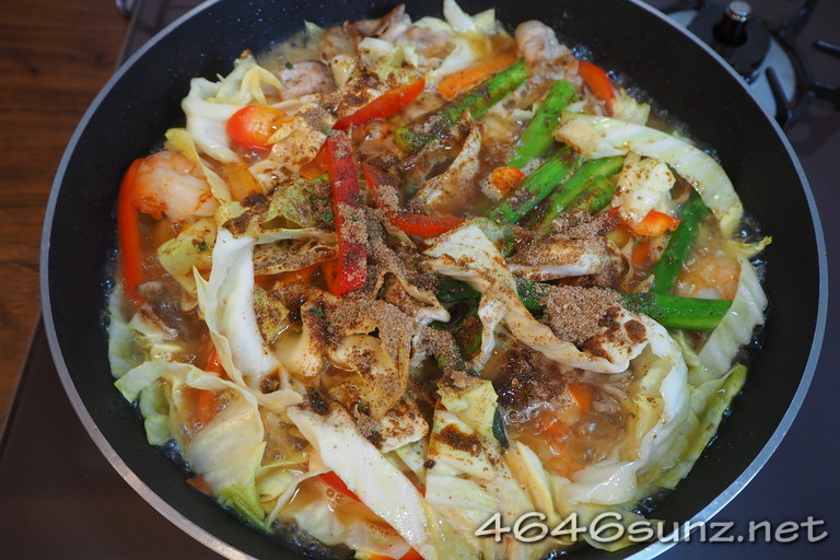 野菜たっぷりあんかけラーメンの野菜を炒めたあと、水と味付け用のスープを投入した写真