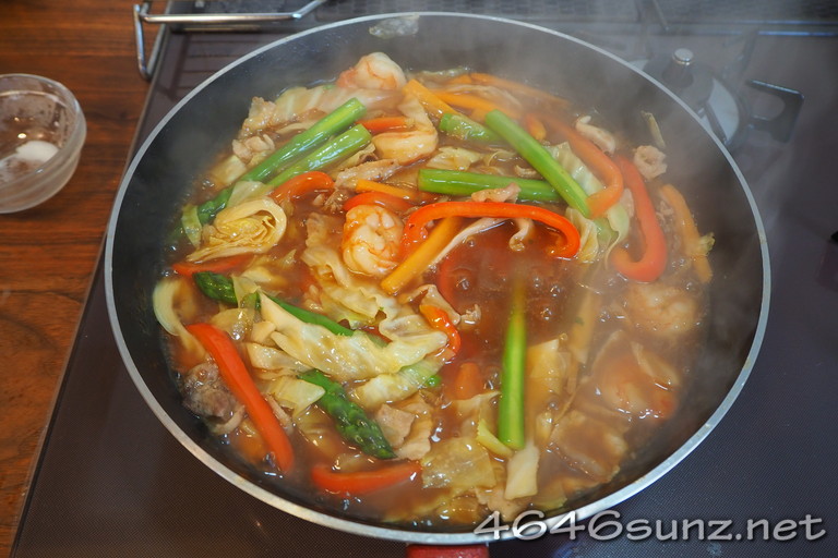 野菜たっぷりあんかけラーメンのあんが完成した写真